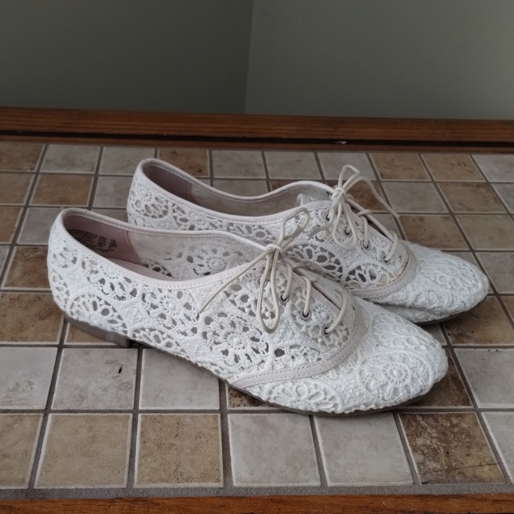 LOWER EAST SIDE Cream Lace Shoes Size 7.5 NWT